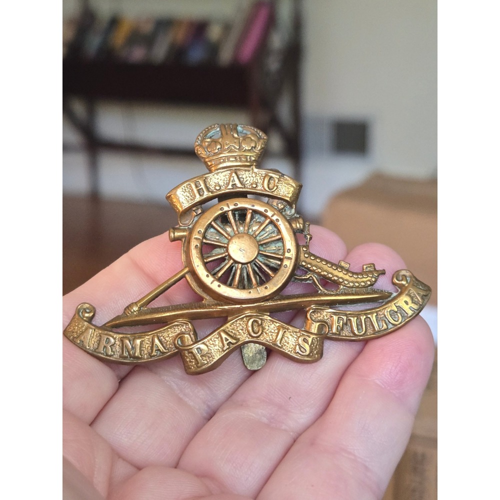British Army Honourable Artillery Company (HAC) Cap Badge Pin ARMA PACIS FULCRA